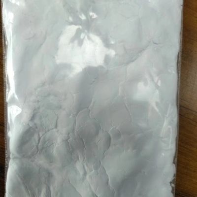 Biały proszek w kształcie bawełny, tekstura piasku cienkiego, efekt niskiej ilości dodatku, środek piaskowy PTFE
